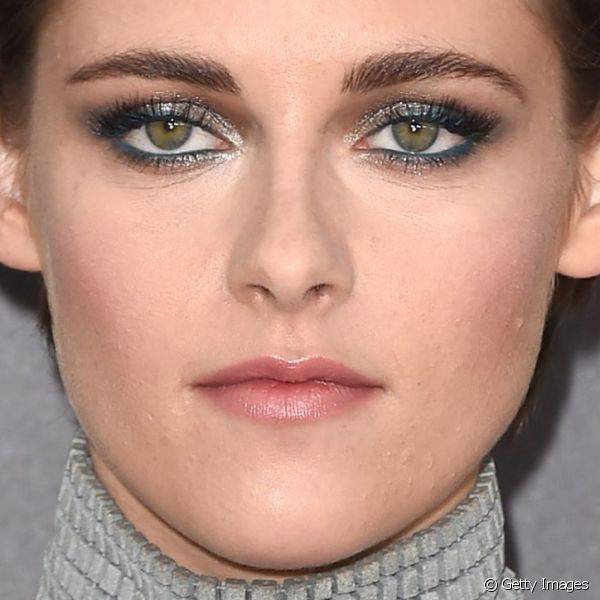 Para comparecer à edição 2014 do Hollywood Film Awards, Kristen Stewart combinou seu look cinza com um misto de sombra prata e preta, além de lápis azul na linha d'água
